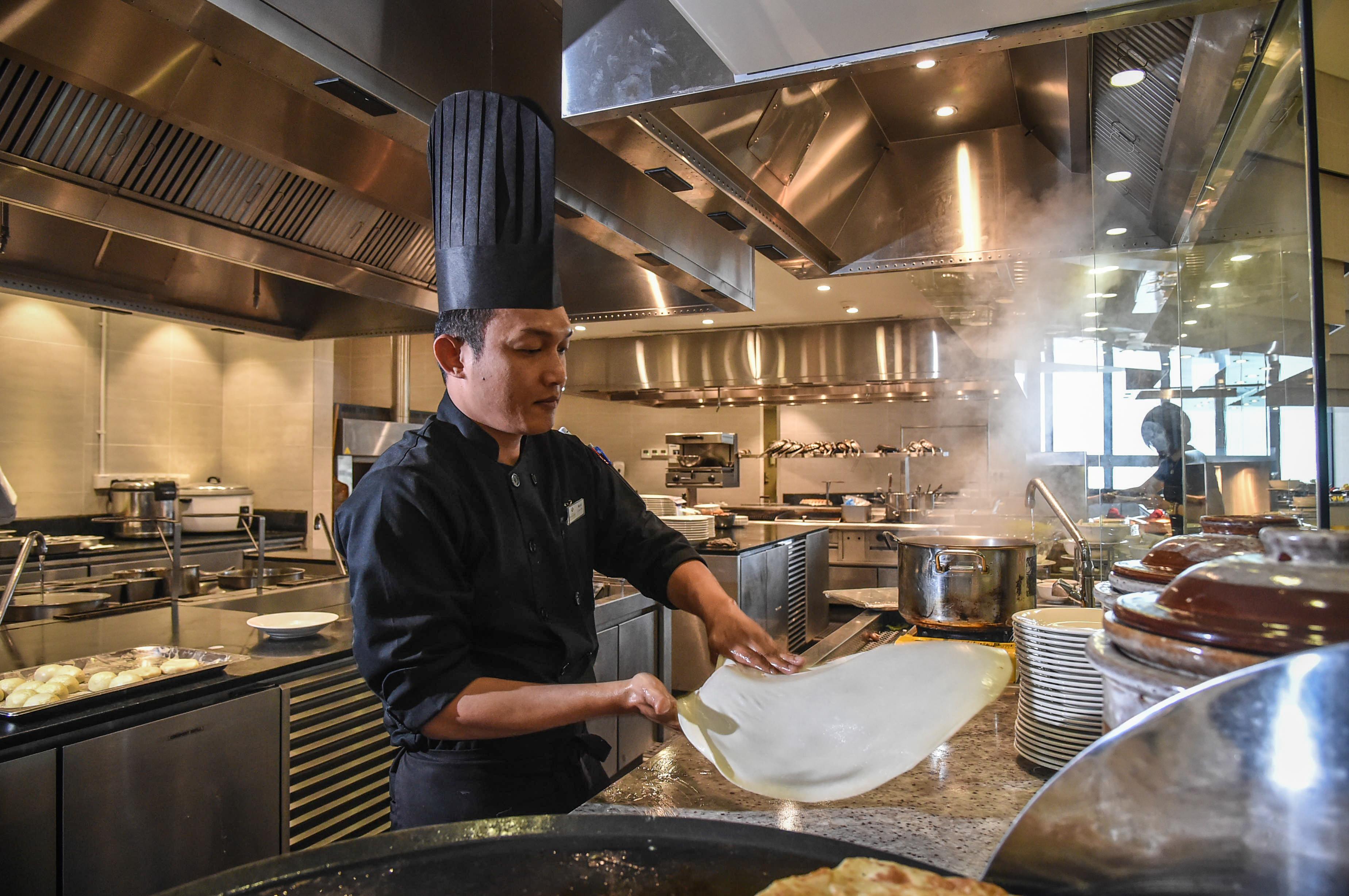 Grand Ion Delemen Hotel Genting Highlands Eksteriør billede A chef preparing rice noodles